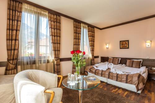 Postel nebo postele na pokoji v ubytování Family Hotel Teteven
