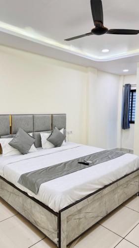 a large bed in a bedroom with a ceiling at Hotel Parth Inn in Indore