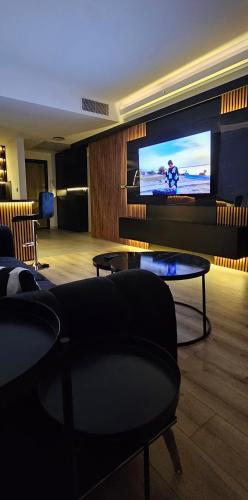 Un televizor și/sau centru de divertisment la Luxury Skyview Suite