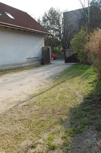 a yard with a house and a driveway at Apartmany U Stareho Labe in Nymburk