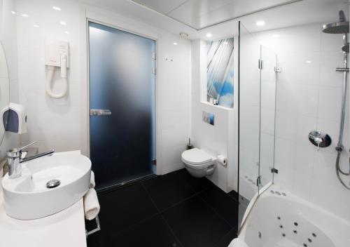 Kúpeľňa v ubytovaní Eyal Hotel by Smart Hotels