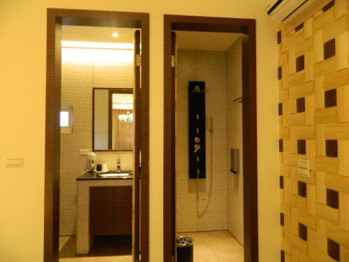a bathroom with a shower and a sink at Dream Ocean View B&B in Magong
