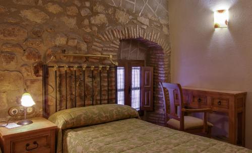 A bed or beds in a room at Casa Rural La Chimenea