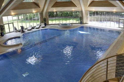 une grande piscine intérieure dans un bâtiment dans l'établissement Best Western Plus Kenwick Park Hotel, à Louth