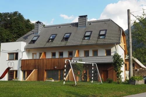 ein Haus mit einem Fußballtor davor in der Unterkunft Apartment Ajda in Bovec