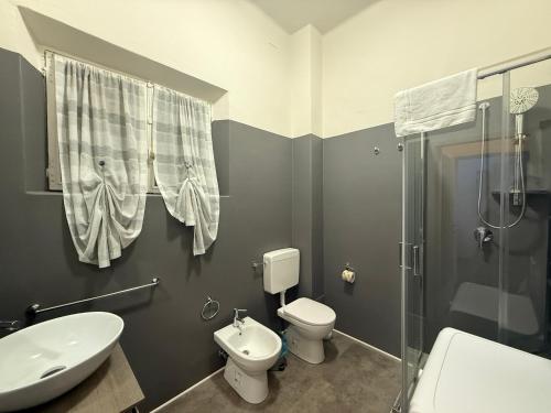 a bathroom with a toilet and a sink and a shower at LA VIOLETTA DI PARMA // DEL DUCATO in Parma