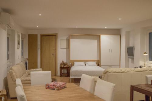 Et opholdsområde på 7ti7 Telhal Studio Apartment