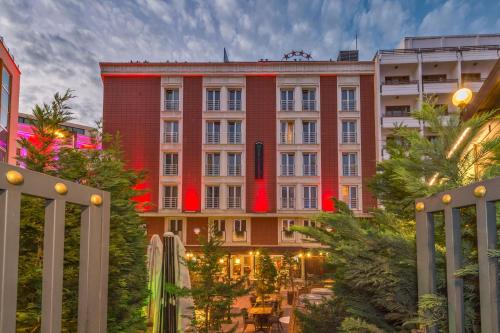 un gran edificio con pintura roja. en Vicenza Hotel en Estambul