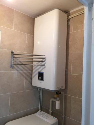 La salle de bains est pourvue de toilettes et d'une armoire. dans l'établissement Appartement dans Le Marais, à Paris