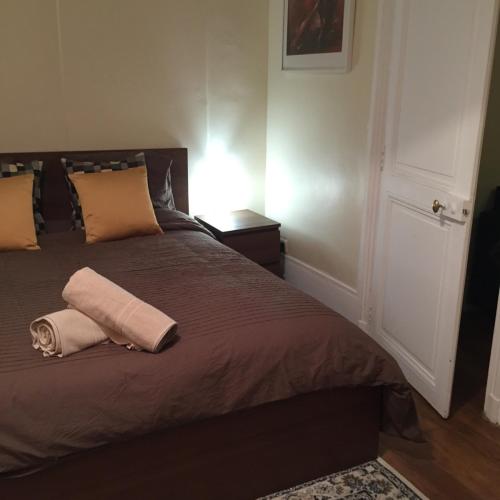 Un dormitorio con una cama grande con dos almohadas. en Appartement dans Le Marais, en París