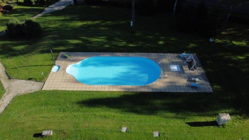 an overhead view of a swimming pool in a yard at Motýlek chata Sedmička in Borušov