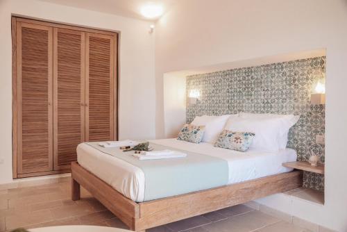 a bedroom with a large white bed in a room at Dimora Stune in Ostuni