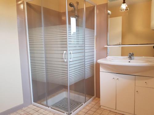 W łazience znajduje się szklana kabina prysznicowa i umywalka. w obiekcie La Grive d'Arce w mieście Merrey-sur-Arce