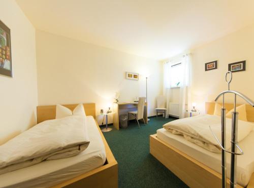 Una cama o camas en una habitación de Garni-Hotel An der Weide