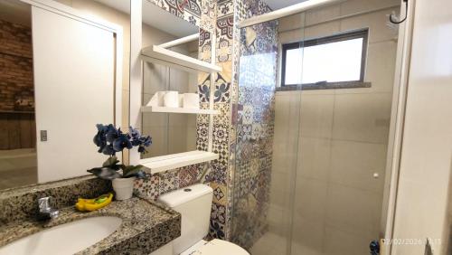 a bathroom with a toilet and a sink and a shower at Apto. Beverlly Hills, Próx. Beach Park in Aquiraz