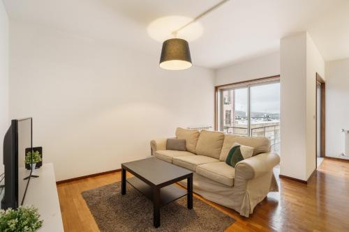 a living room with a couch and a table at Lodge confortável na Sé - Minho's Guest in Braga