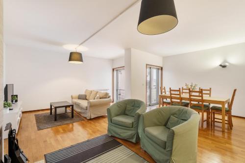 a living room with two chairs and a table at Lodge confortável na Sé - Minho's Guest in Braga