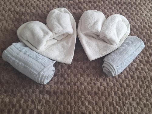 a pair of towels in the shape of hearts at Time to RELAX apartment Mavrovo in Mavrovo