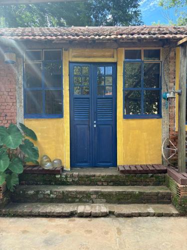 a yellow and blue front door of a house at Casinha Rústica de Paty in Paty do Alferes