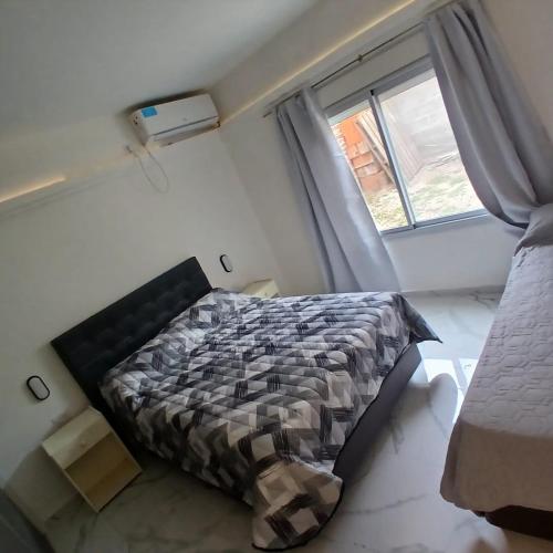 a small bedroom with a bed and a window at Ein gutes Haus in Mina Clavero
