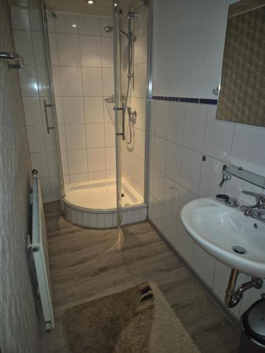 a bathroom with a shower and a sink at Monteurzimmer 1 in Frielendorf