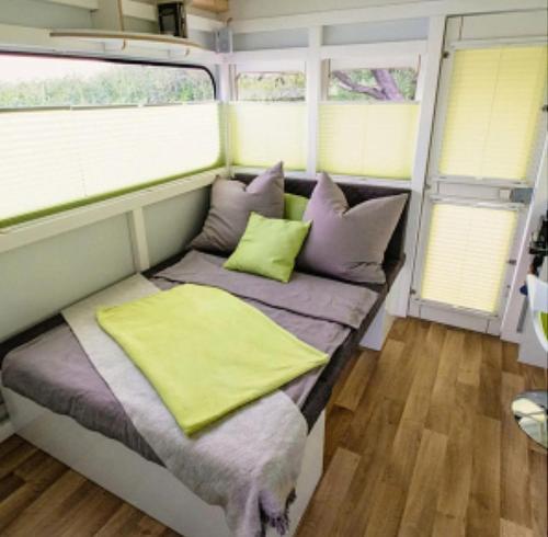 a bed in the back of a tiny house at Neues Hausboot für 4 Personen Müritz und Plauer See in Lübz