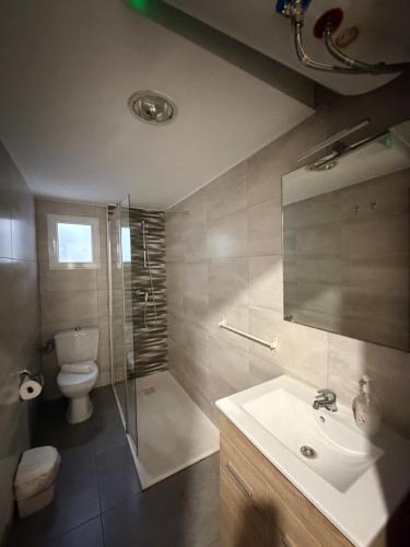 a bathroom with a toilet and a sink and a shower at Zerka Centro in Valencia