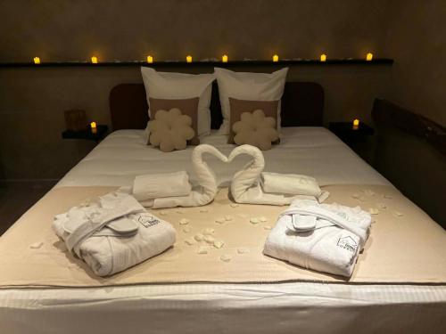 a bed with two towels in the shape of a heart at Suite Sur Le Mont in Durbuy
