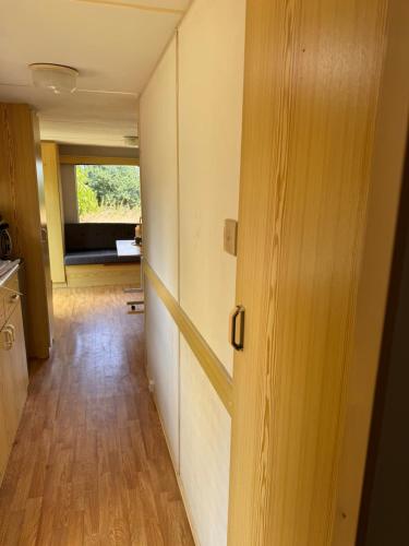 a hallway with a door to a room at Le joli centre energetique in Châteaumeillant