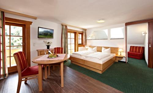 a hotel room with a bed and a table at Hotel Alpspitz B&B in Grainau