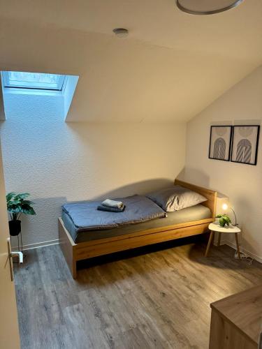 ein Schlafzimmer mit einem Bett in einem Zimmer in der Unterkunft Apartment Oberdeck für 4 Personen, Wifi, Parkplätze uvm in Brokstedt