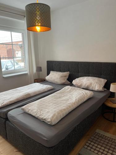 two beds sitting next to each other in a room at Gästehaus Deibow in Deibow