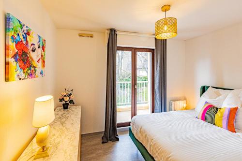 a bedroom with a bed and a window at Le 28 C chouette - Spacieux - Box privé - Ascenseur - Centre in Dijon