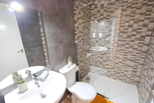 a bathroom with a toilet and a sink and a shower at CostaFlo in Gran Alacant