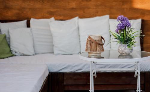 a table with a vase of flowers on a bed at CostaFlo in Gran Alacant