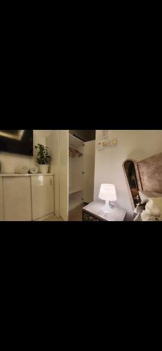 una stanza con un letto e un tavolo con una lampada di Qqq2 ad Amman