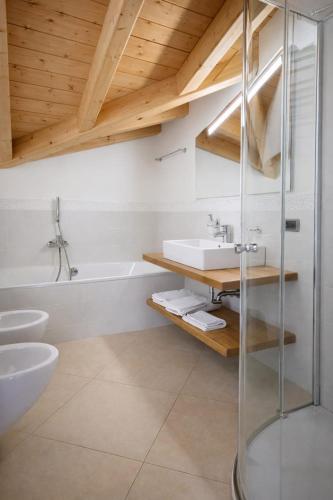 a bathroom with a sink and a bath tub at Villa Primula in Bellagio