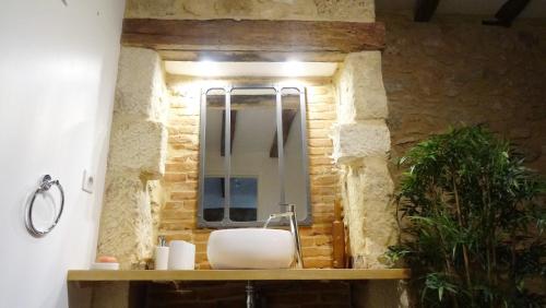 a bathroom with a sink and a mirror at Au Pied du CHÂTEAU - 5 à 11 personnes - Baignade-canoë-piste cyclable à 100 m in Castelnaud La Chapelle