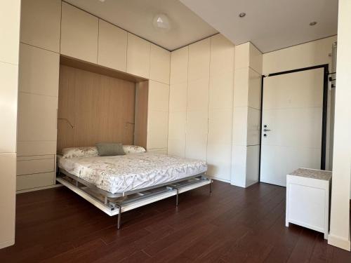 a bedroom with a bed in a room at Il Giardino di Nà in Linate