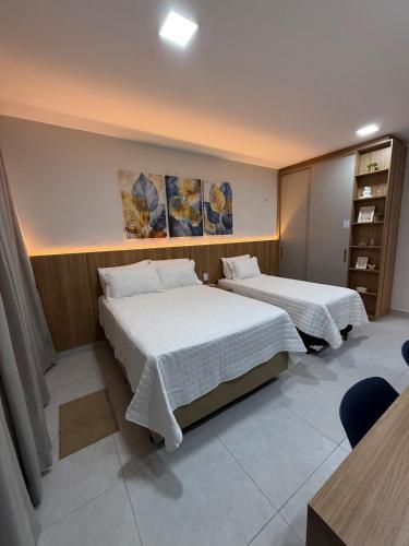two beds in a hotel room with two beds at Apartamento a 50m da praia em Camocim CE in Camocim