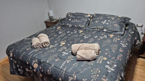 a bedroom with a bed with towels on it at Alojamiento Costanera in Laraquete