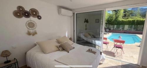 une chambre avec un lit et une piscine dans l'établissement Chambres Segustera, à Sisteron