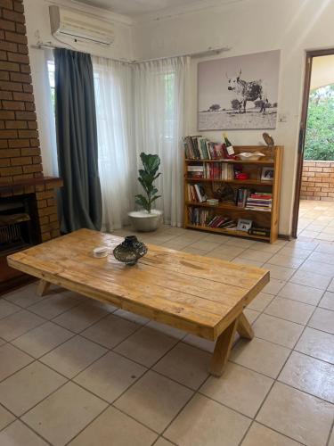 Biblioteca de l'habitació en casa particular