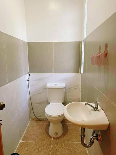 a bathroom with a toilet and a sink at Gregorio's Inn in San Vicente