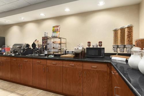 Kuchyň nebo kuchyňský kout v ubytování Comfort Inn & Suites Dothan Northside Plaza