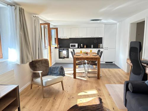 Liftside Terrace Retreat Modern & Cozy