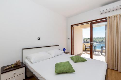 En eller flere senge i et værelse på Apartments Duje Ribnica