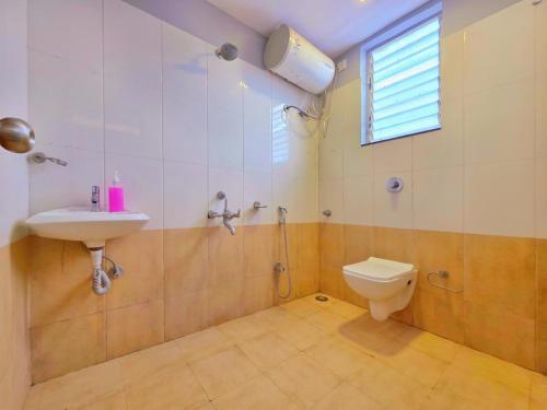 Et badeværelse på II EMPYREAN STAYS II BARBERRY VILLA II 3BHK II AC II PRIVATE POOL Il