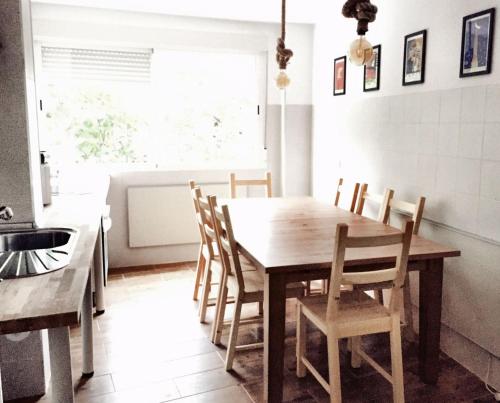 a kitchen with a wooden table and chairs at Hostal Ciempozuelos, cerca del Parque Warner y Madrid in Ciempozuelos