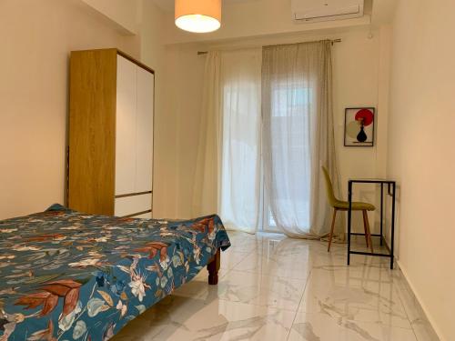 ein Schlafzimmer mit einem Bett, einem Stuhl und einem Fenster in der Unterkunft Citrus in Athen